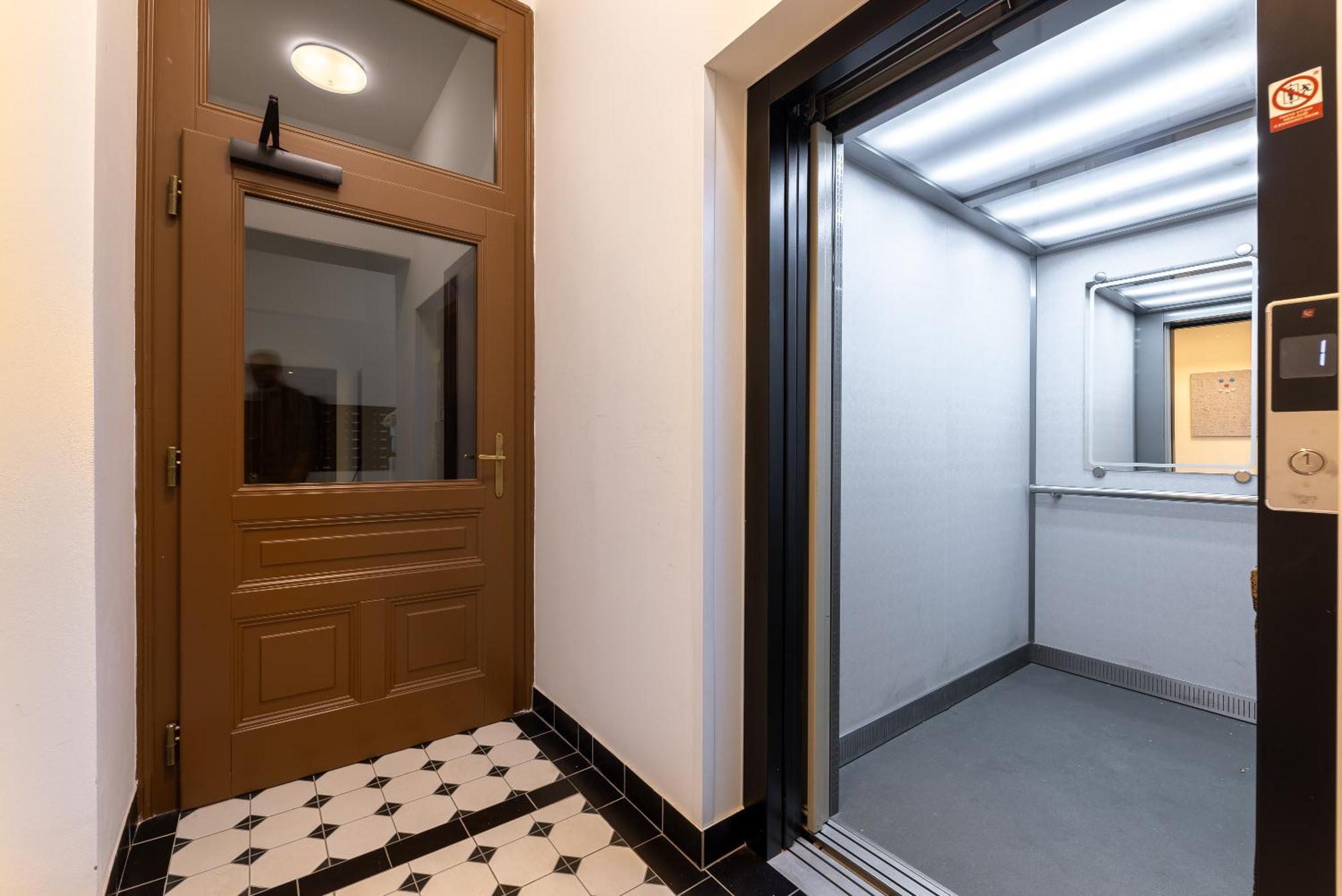 Modern Urban Room In The City Center Of プラハ エクステリア 写真